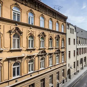 Cosy Tolnai Street Apartman