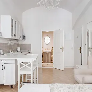 https://apartments-with-the-lions.praguehotelsweb.com