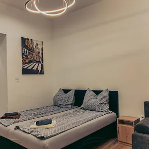 Szondi Heroes Square Apartman